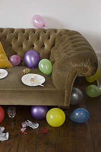 英国聚会摄影照片_散落在沙发周围的气球