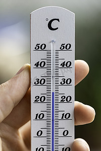 热浪：夏天温度计在模糊的背景，热