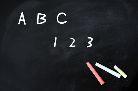 黑板上用白色粉笔手写的 ABC 和 123