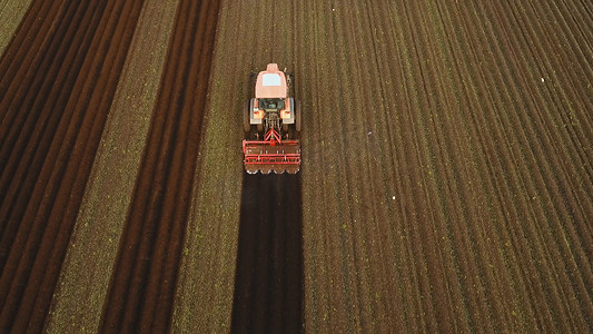 拖拉机在田间耕种土地。