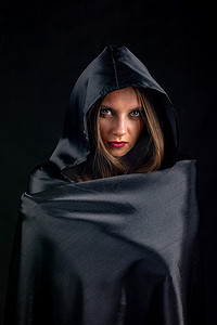 真实丝绸摄影照片_一个穿着黑色丝绸斗篷的女孩的画像