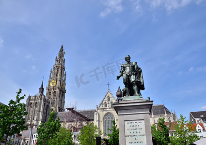 比利时安特卫普的鲁本斯雕像和圣母大教堂。