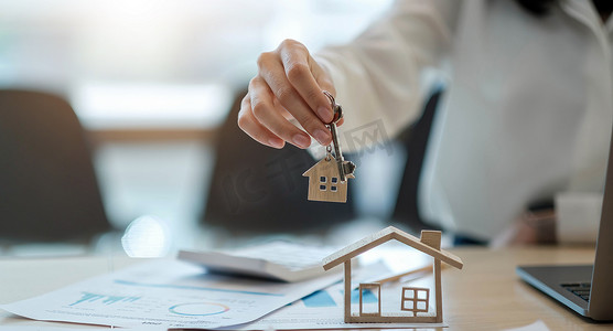 房地产经纪人在签订合同、房地产概念、搬家或租房后，为客户拿着房子钥匙