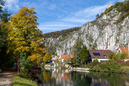 营销学摄影照片_德国巴伐利亚 Markt Essing 村的田园诗般的景色，拥有 Altmuehl 河和高岩石
