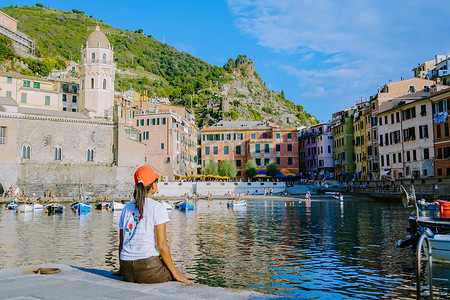 意大利五渔村 Vernazza 风景如画的沿海村庄。