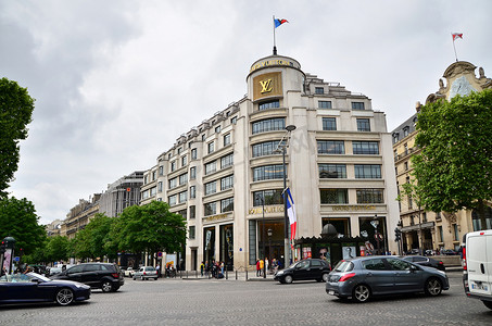 法国巴黎-2015 年 5 月 14 日：游客在巴黎路易威登商店购物