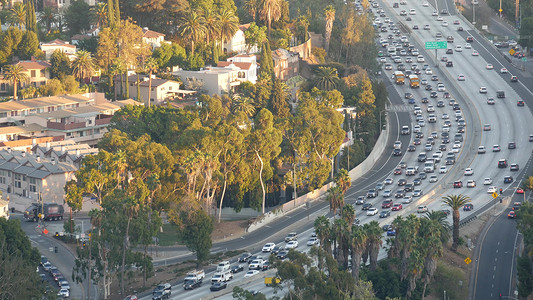 美国加利福尼亚州洛杉矶大都市繁忙的高峰时段城际公路。