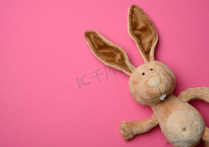 长耳朵的可爱毛绒兔子，复活节粉色背景