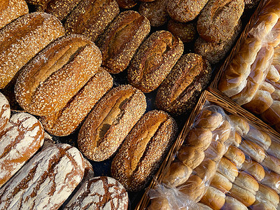 不同种类的面包店产品在市场上