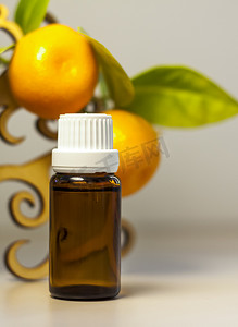 精油滴脸摄影照片_一瓶没有标签的橘子油。