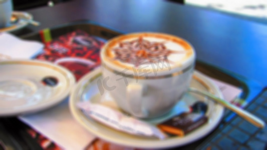 模糊背景图摄影照片_带有模糊和散景的创意咖啡主题。
