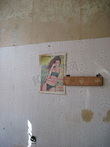 废弃房屋墙上 80 年代和 90 年代的古老海报。