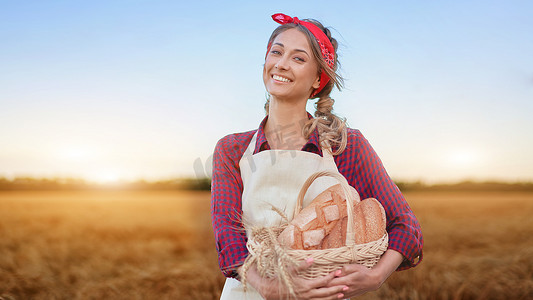 站在小麦农田里的女农民拿着柳条筐面包产品的女面包师