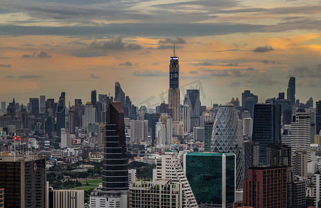 日落前曼谷的城市景观营造出充满活力的感觉，为即将到来的一天做好准备。