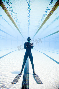 泳池中央的自由潜水比赛安保