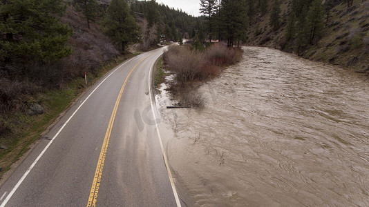 从无人机拍摄的洪水泛滥的河流蔓延到街道