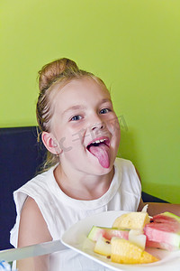 吃女孩西瓜摄影照片_伸出舌头吃女孩