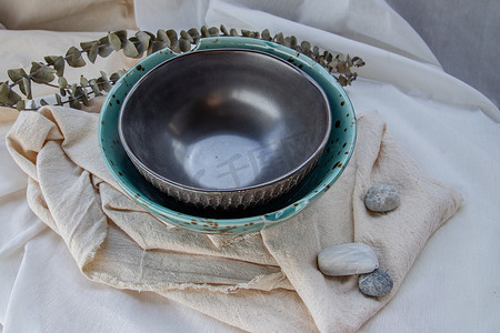 一套带干花的陶瓷碗。