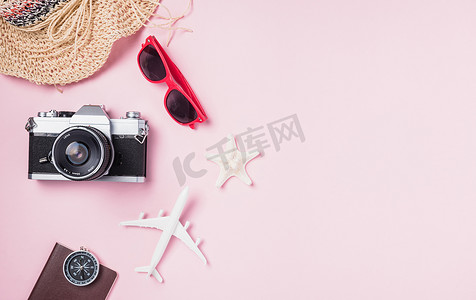 相机样机摄影照片_相机胶卷、飞机、帽子、太阳镜、海星海滩旅行用品
