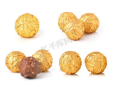 甜巧克力糖果包裹在白色 b 上孤立的金色箔