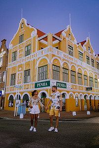 荷属安的列斯摄影照片_库拉索岛，荷属安的列斯群岛加勒比海威廉斯塔德库拉索岛市中心色彩缤纷的建筑景观，Pietermaai 色彩缤纷的修复殖民地建筑