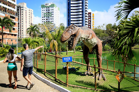 公园里的恐龙雕塑