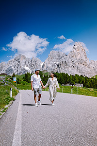 来自 Baita Segantini - Passo Rolle 意大利的 Pale di San Martino，意大利北部白云岩 Pale di San Martino 群最著名的山峰 Cimon della Pala 的景色