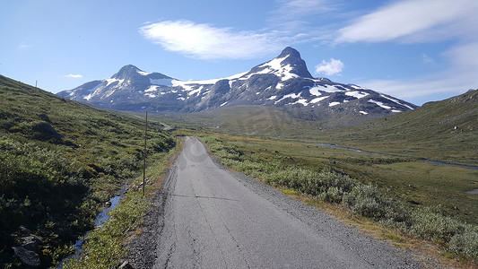 穿过 Jotunheimen 国家公园的路