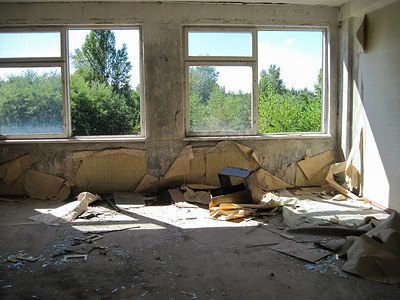 废弃楼梯摄影照片_Chyhyryn 核电站附近 Orbita 村的废弃住宅楼。