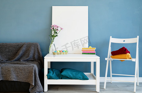 咖啡海报样机摄影照片_在蓝色房间的咖啡桌上模拟白色海报框