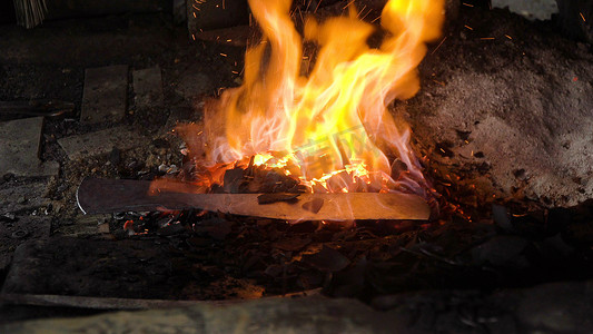 烧煤摄影照片_烧煤的铁匠炉。