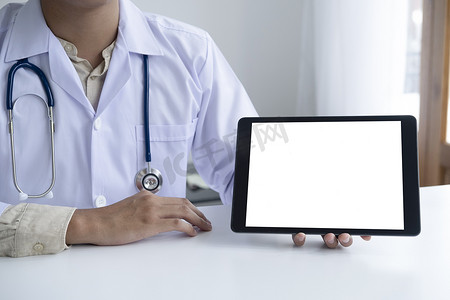 医生使用平板电脑与病人讨论一些事情。