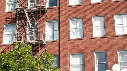 房地产通道摄影照片_美国圣地亚哥市住宅砖砌建筑外的消防梯。