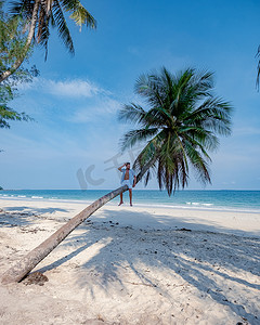 夫妇在泰国度假，春蓬省，白色热带棕榈树海滩，Wua Laen 海滩春蓬地区泰国，棕榈树挂在海滩上，夫妇在泰国度假
