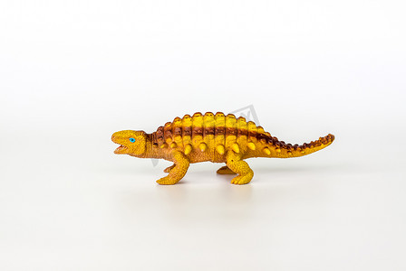 小恐龙背景摄影照片_在白色背景上的玩具恐龙。