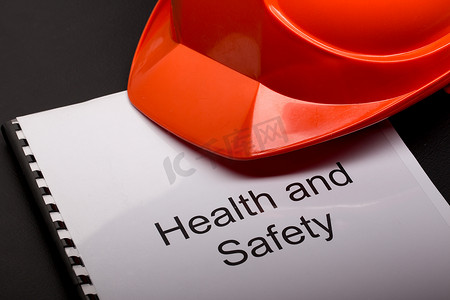 安全文档摄影照片_带头盔的健康与安全登记册