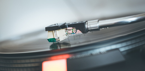播放复古音乐：专业可转音频黑胶唱片音乐播放器