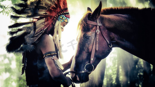 印地安人骑着马和长矛准备使用根据剪影，美国印第安战士，部落首领。