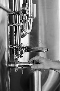 酿酒商在啤酒厂内部操作工业啤酒酿造设备