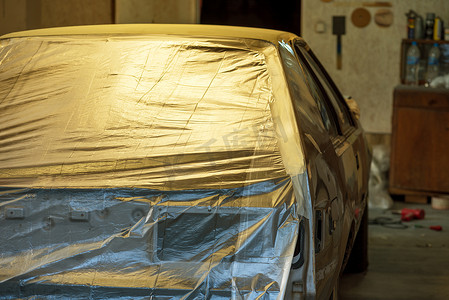 车身漆摄影照片_准备汽车和汽车保险杠以在车身修理厂上漆。