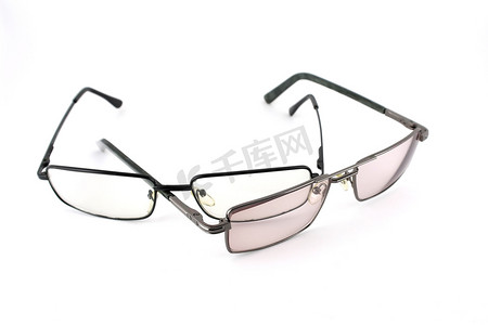 白色上的两个光学眼镜