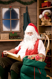 党建名单摄影照片_摇椅上的圣诞老人与淘气名单