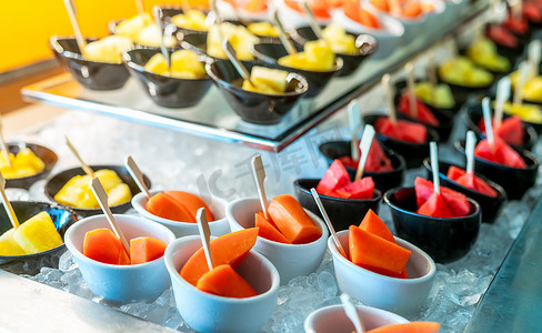 水果餐厅摄影照片_餐厅活动中的热带水果自助餐。
