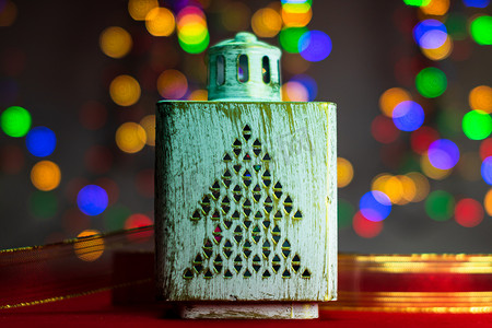 圣诞节组合中的模糊灯光与季节性装饰品和装饰品，色彩缤纷的圣诞节背景圣诞气氛概念。
