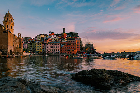 意大利五渔村 Vernazza 风景如画的沿海村庄。