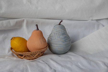 两个陶瓷梨果子和柠檬果子在白色背景。