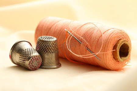 缝纫顶针、线轴和针