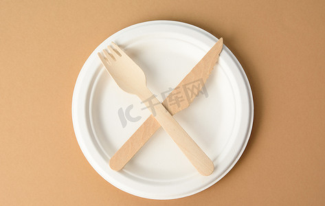 空白纸盘和木刀叉，物品交叉