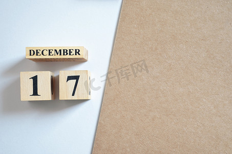 12 月 2 日，空白色-棕色背景。