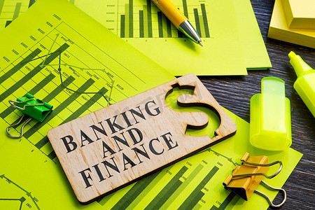 板材、图表和报告上的单词银行和金融。